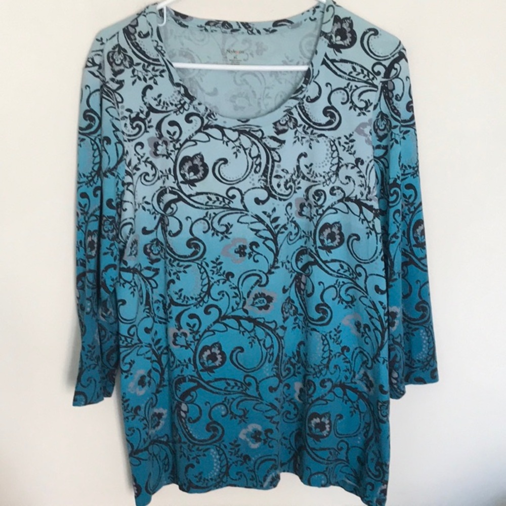 Style and Co makes this pretty ladies tee. Size XL